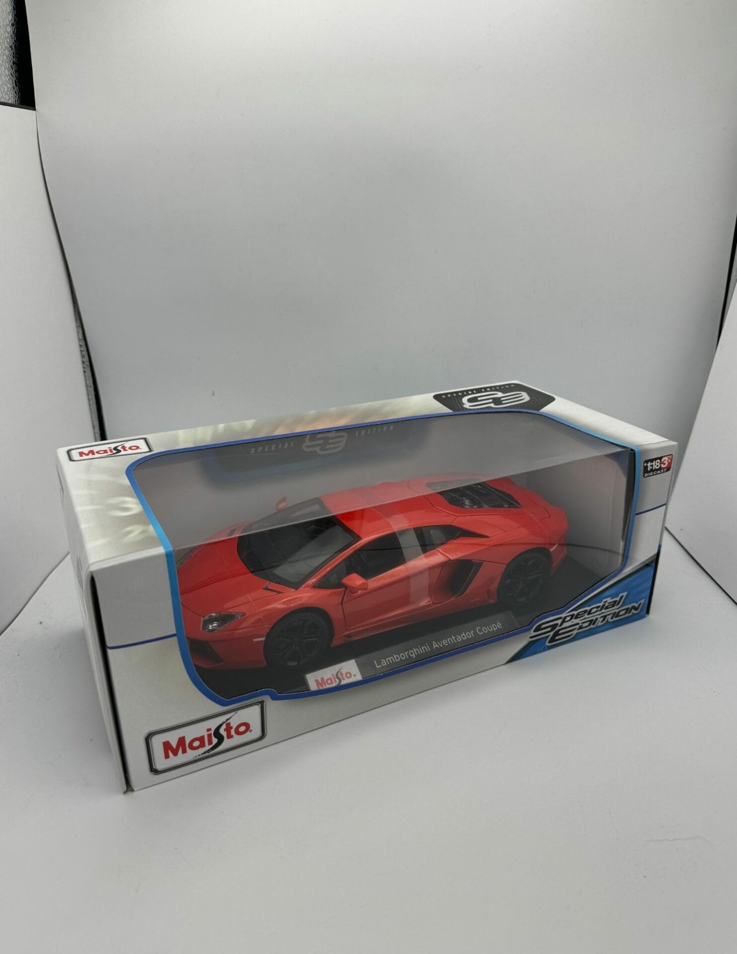 MAISTO 1:18 Scale Special Edition Lamborghini Aventador Coupe Red